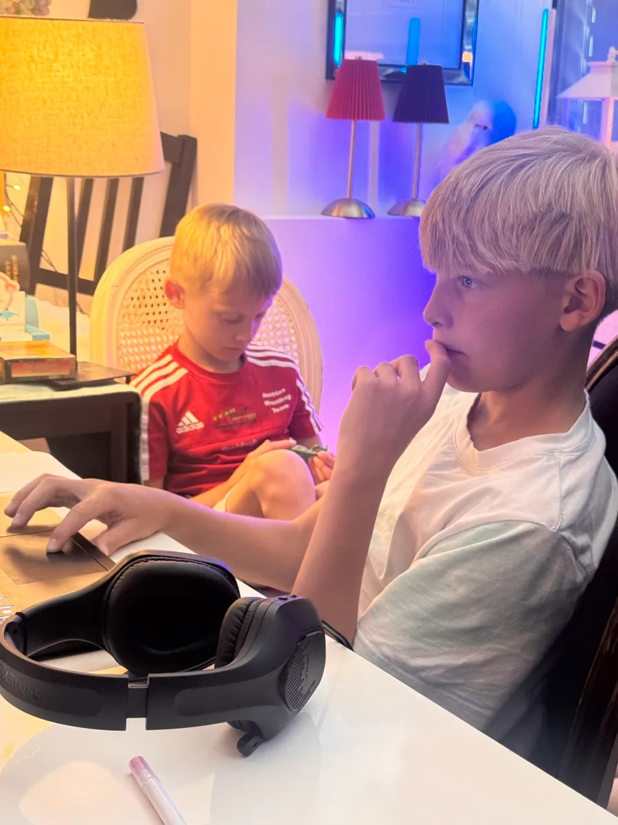Zwei Kinder arbeiten gemeinsam an einem Computer.